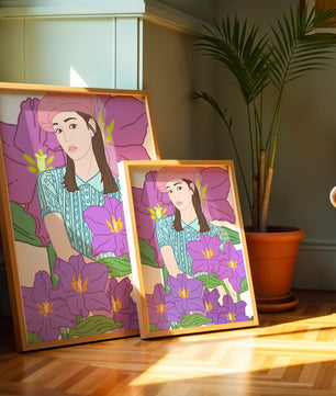 Jeune femme au béret rose avec illustration de fleurs violettes