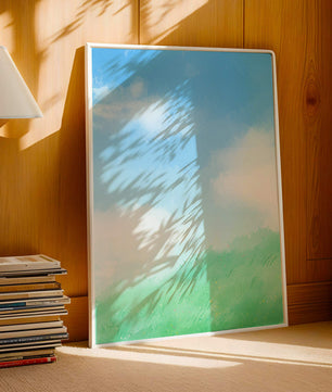 Un paisaje sereno de cielo azul y césped verde