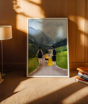 Famiglia in escursione in uno scenario montano panoramico con zaini
