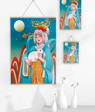 Femme élégante en tenue traditionnelle tenant un lapin blanc sous une pleine lune