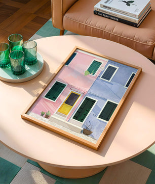 Casas pastel encantadoras con puertas y ventanas coloridas