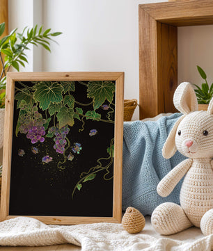 Uvas elegantes y mariposas sobre un fondo oscuro