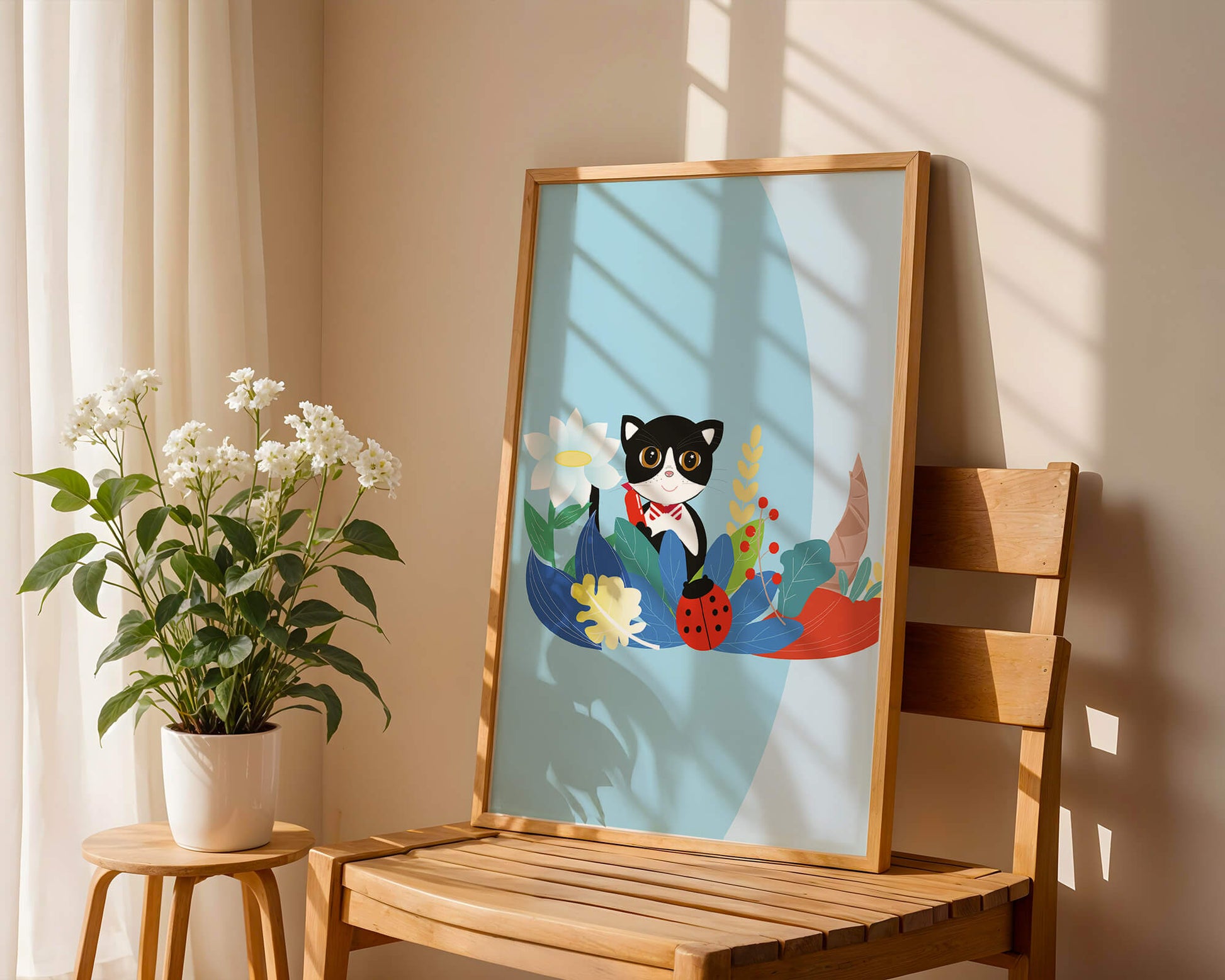 Ilustración de un gato con mariquita y flores sobre fondo azul claro