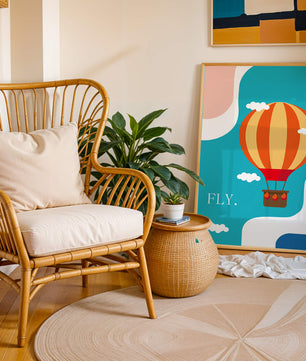 Bunte Heißluftballon-Illustration mit Wolken und abstrakten Formen