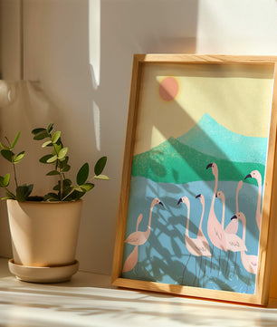 Friedliche Szene mit Flamingos in einer ruhigen Landschaft mit Bergen und Sonnenuntergang
