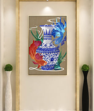Jarrón de cerámica elegante con diseño de peces vibrantes y flores