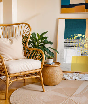 Abstraktes geometrisches Design mit Texturen und goldenen Akzenten