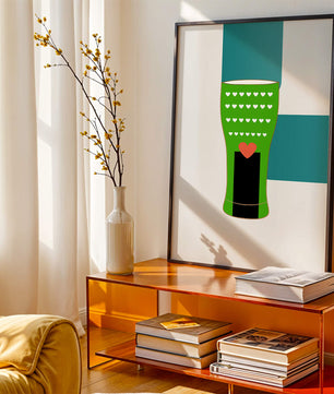 Jarrón verde con patrón de corazón y diseño minimalista