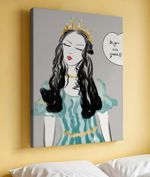 Femme élégante en robe turquoise avec une couronne dorée