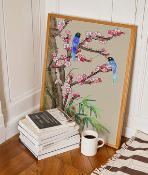Illustration sereine d’oiseaux sur des branches en fleurs avec des feuilles de bambou