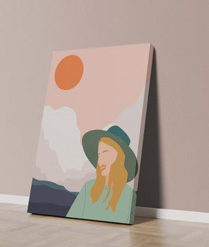 Abstrakte Illustration einer Frau mit Hut vor einer Kulisse aus Sonne und Bergen