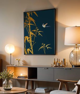 Goldener Bambus und Vogel vor tiefblauem Hintergrund