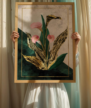 Abstrakte botanische Kunst mit rosa Calla-Lilien und goldenen Blättern