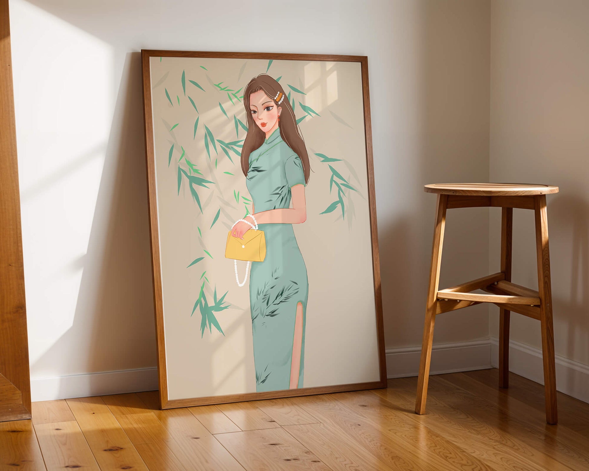 Mujer elegante con vestimenta tradicional sosteniendo un bolso amarillo con fondo de bambú