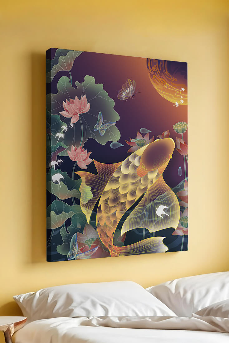 Bunte Koi-Fische mit Lotusblumen und Schmetterlingen bei Sonnenuntergang