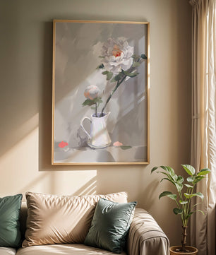 Elegantes peonías blancas en una jarra de cerámica con fondo pastel suave