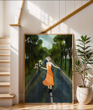 Femme en robe orange marchant sur une route avec des fleurs dans la forêt