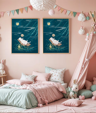 Adorable ilustración de un gato relajándose en un jardín iluminado por la luna con linterna