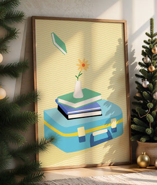 Naturaleza muerta colorida con libros, jarrón de flores y maleta