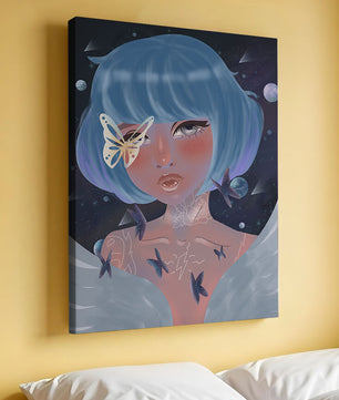 Portrait surréaliste d'une figure mystique aux cheveux bleus et aux papillons