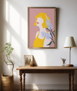 Retrato de una mujer con cabello amarillo y elementos florales sobre fondo rosa