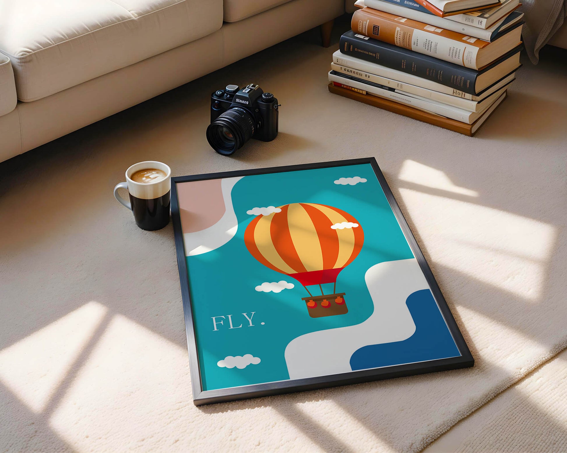 Bunte Heißluftballon-Illustration mit Wolken und abstrakten Formen