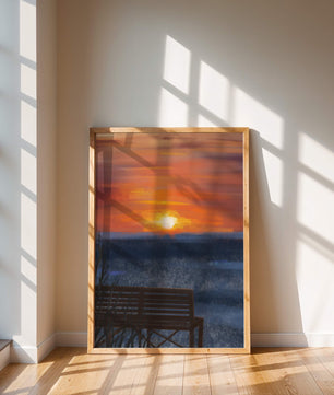 Vue sereine du coucher de soleil avec un banc vide sur des eaux calmes
