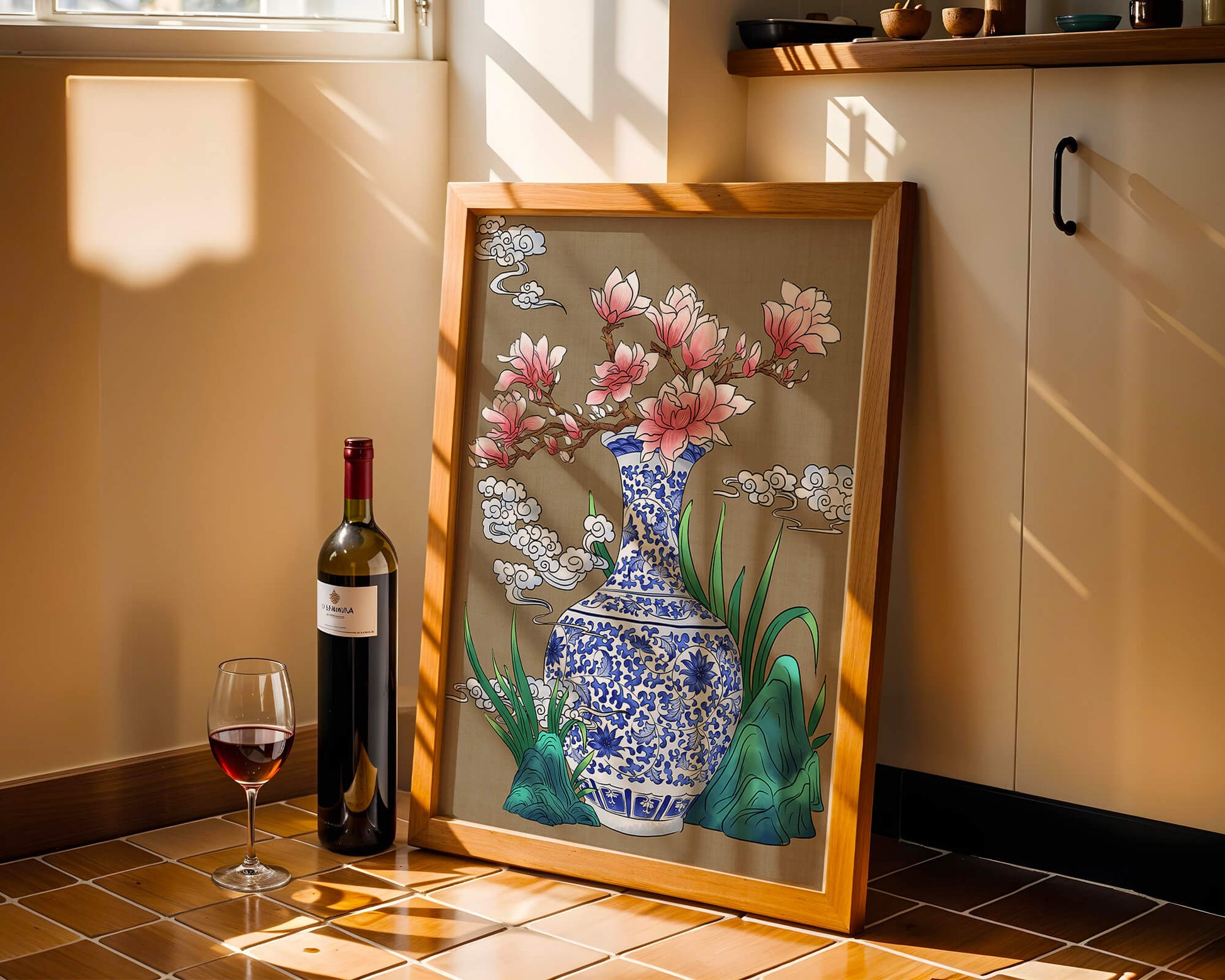 Elegante arreglo floral en jarrón de porcelana azul y blanca con magnolias.