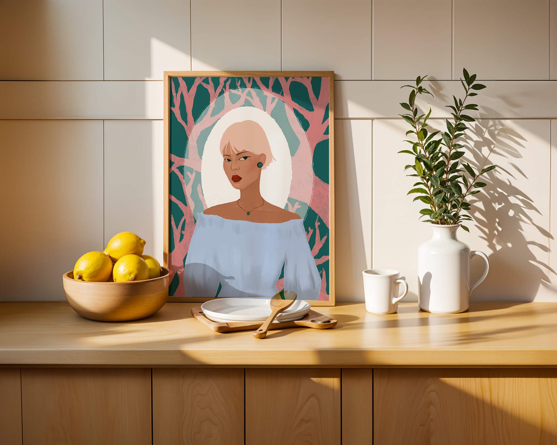 Illustration einer Frau mit einem pastellfarbenen Hintergrund aus abstrakten Bäumen