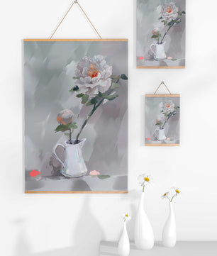 Elegantes peonías blancas en una jarra de cerámica con fondo pastel suave