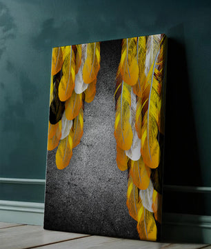 Elegante Federkomposition mit gelben und goldenen Akzenten auf strukturiertem Hintergrund 