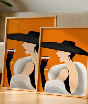 Femme élégante avec un chapeau noir et une fourrure blanche avec un verre de vin