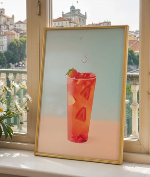 Refrescante bebida de fresa con rodajas flotantes sobre un fondo pastel