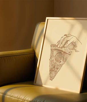 Mano sosteniendo una ilustración detallada de una porción de pizza vintage