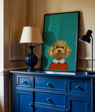 Portrait de caniche charmant en tenue de fête sur fond turquoise