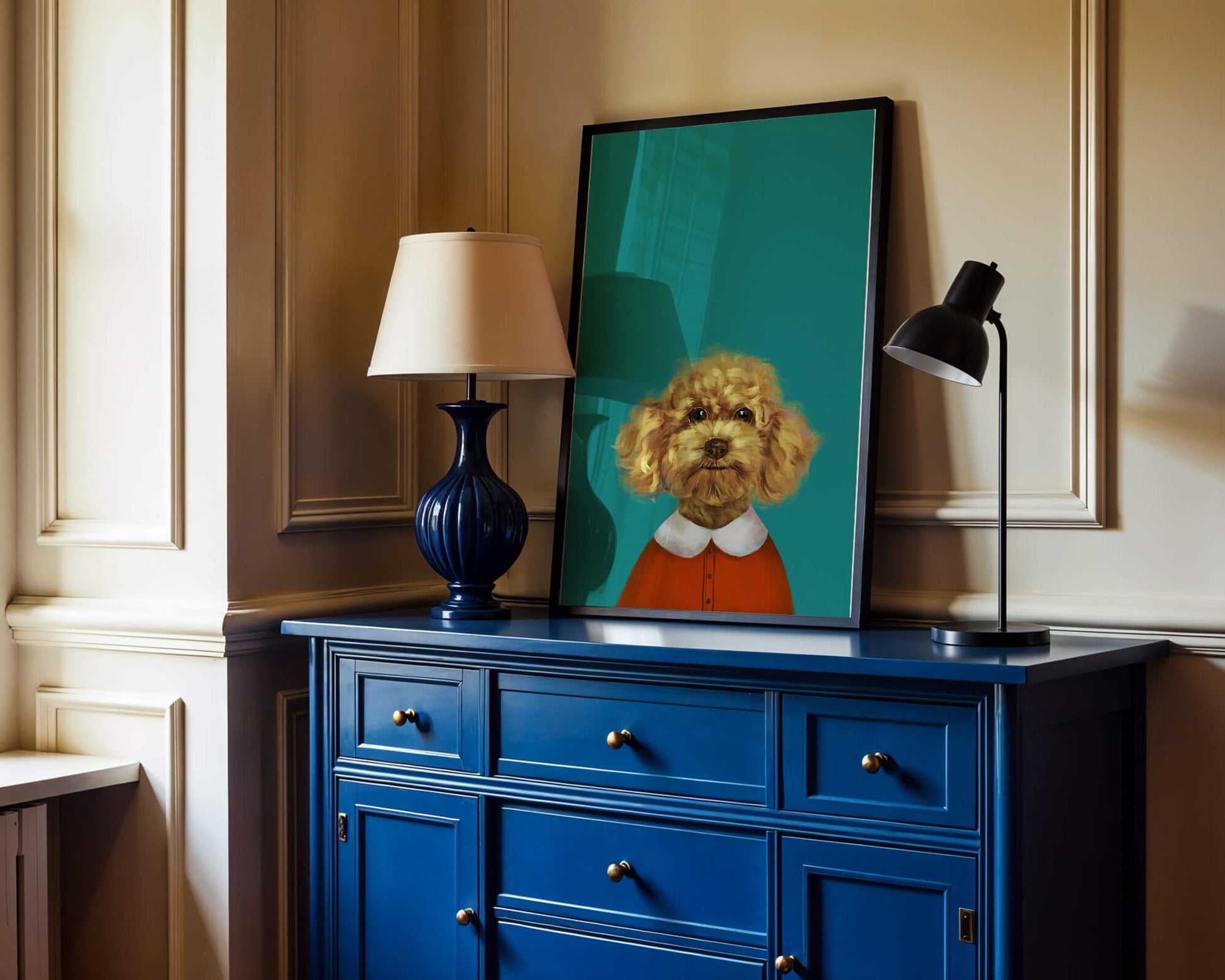 Portrait de caniche charmant en tenue de fête sur fond turquoise