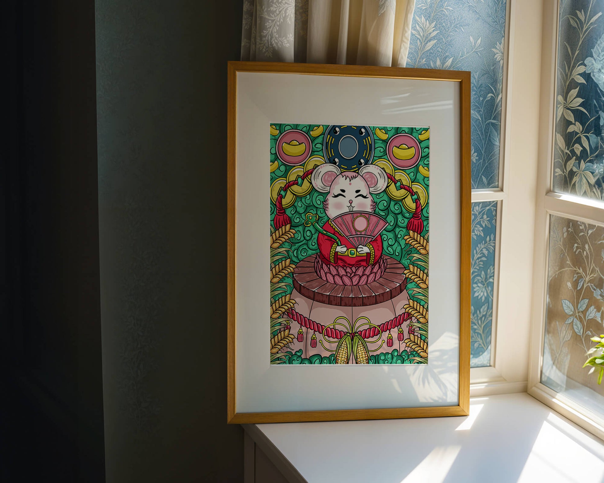 Encantador ratón decorativo con elementos asiáticos y monedas sobre un fondo vibrante.