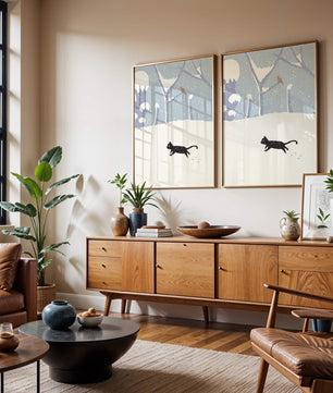 Paysage enneigé illustré avec un chat noir joueur et un oiseau dans un décor hivernal
