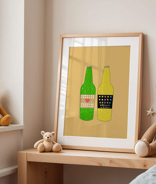 Ilustración de botellas de cerveza coloridas con etiquetas artísticas