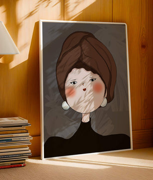 Retrato elegante de una mujer con un tocado único y rasgos expresivos