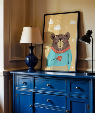 Ilustración de un oso acogedor disfrutando del té con gafas
