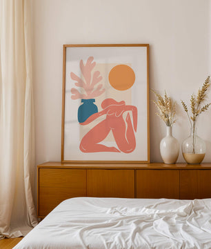 Figura desnuda abstracta con jarrón y sol en estilo minimalista