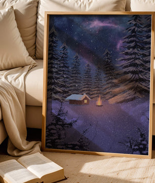 Winternachtlandschaft mit verschneiter Hütte und Kiefernwald
