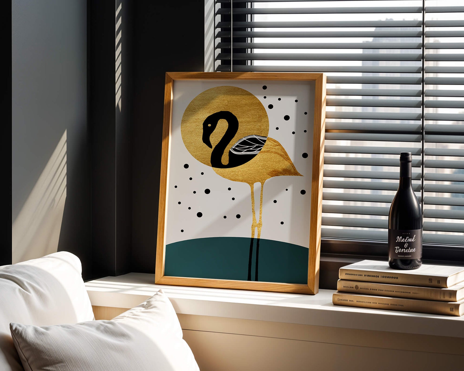 Elegante ilustración de flamenco dorado y negro con elementos de puntos abstractos