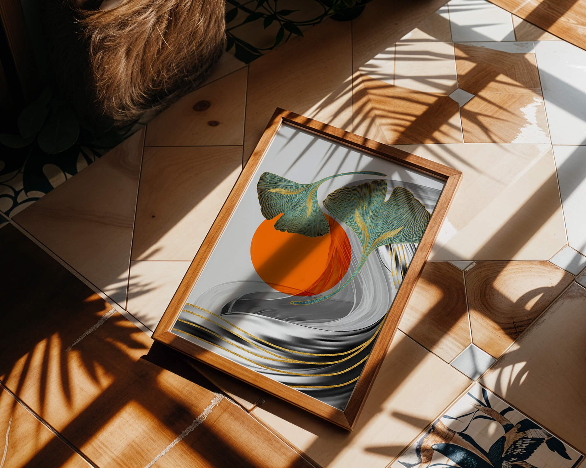 Hojas de Ginkgo abstractas con círculo naranja y ondas plateadas