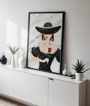 Elegante Frau mit stilvollem schwarzen Hut und roter Rose