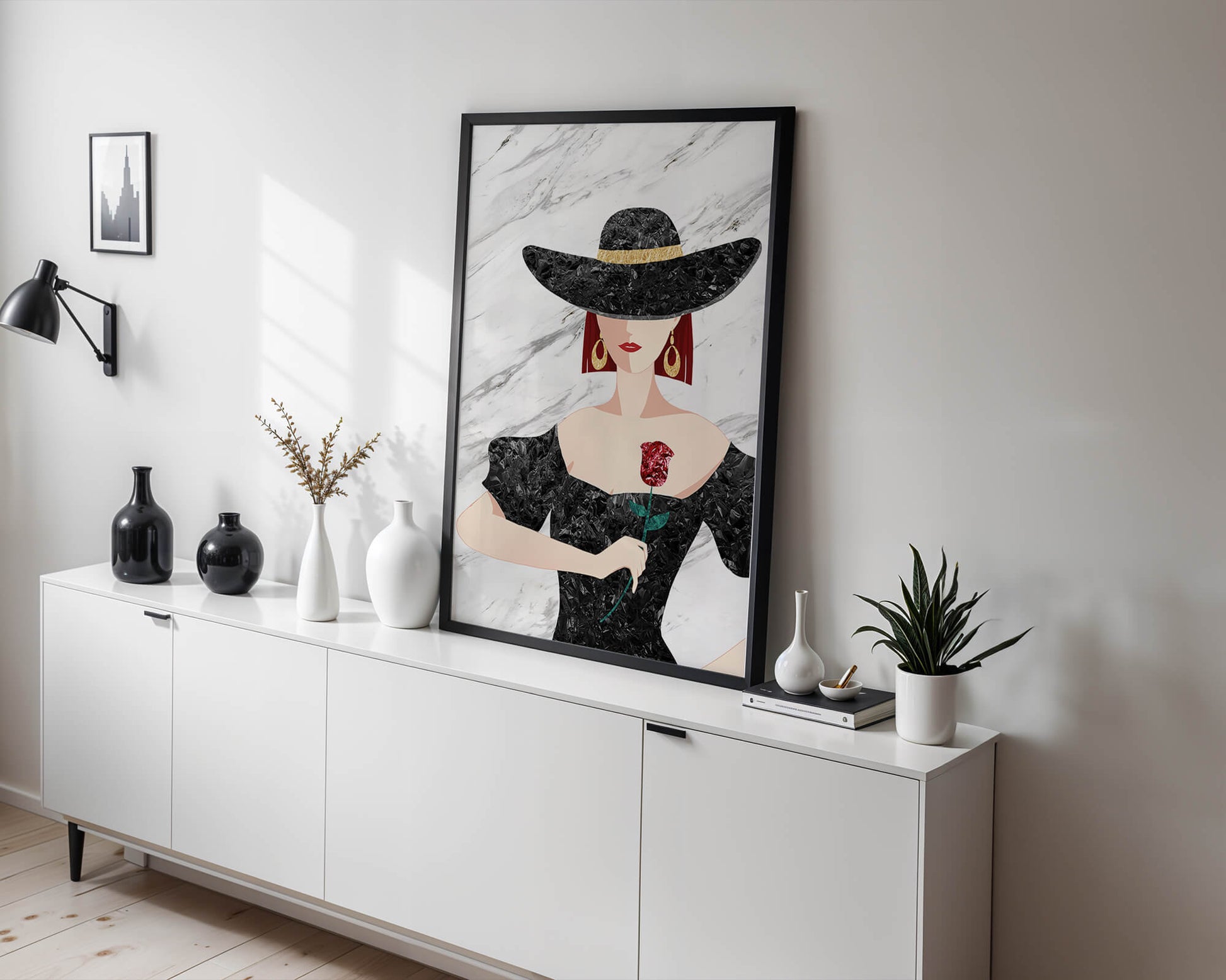 Elegante Frau mit stilvollem schwarzen Hut und roter Rose