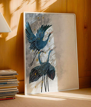 Elegante blaue Kraniche vor einem ruhigen abstrakten Hintergrund mit goldenen Akzenten