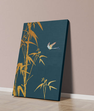 Goldener Bambus und Vogel vor tiefblauem Hintergrund