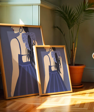 Stilvolle Illustration einer Frau mit gepunkteter Schleife und blauem Kleid